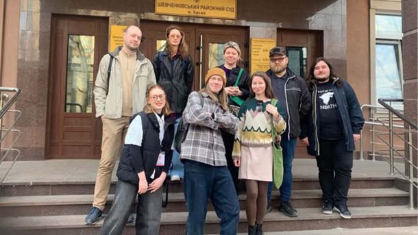 К ВДНГ працює ковзанка 3000 м²: ціни та графік Громадські активісти біля будівлі суду