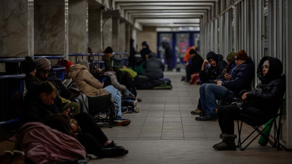 Тиждень у Києві: 8 тривог, 1200 дронів для бригади та дистанційне навчання Пасажири в укритті київського метро під час повітряної тривоги — ілюстрація до повернення 31 укриття громаді Славутича