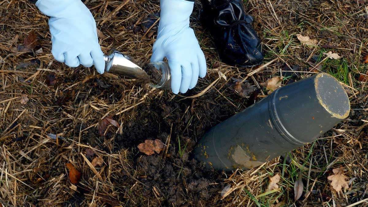 Росія застосовує дрони з хімічною зброєю — виявлено CS-газ у «Шахедах» проба ґрунту хімічна зброя