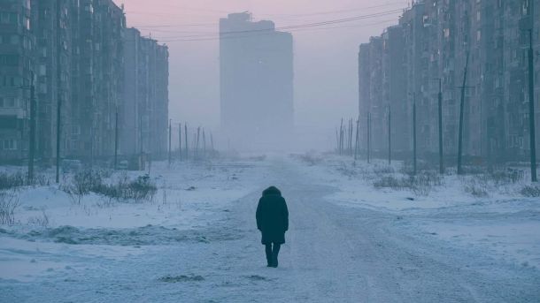 У Києві презентували інструмент оцінки архітектурних конкурсів Самотня людина йде сніговою дорогою між панельними будинками в туманну зимову погоду — ілюстрація до матеріалу про Русанівку без тепла