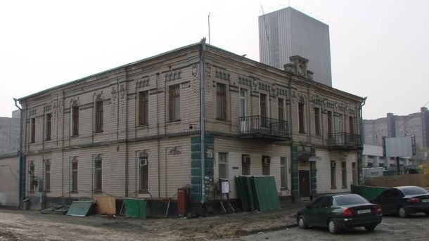 Будинок профспілок повернули державі: виявили нелегальний покер-клуб Двоповерховий житловий будинок XIX ст. у стилі пізнього класицизму на розі вулиць Сагайдачного та Андріївської на Подолі в Києві