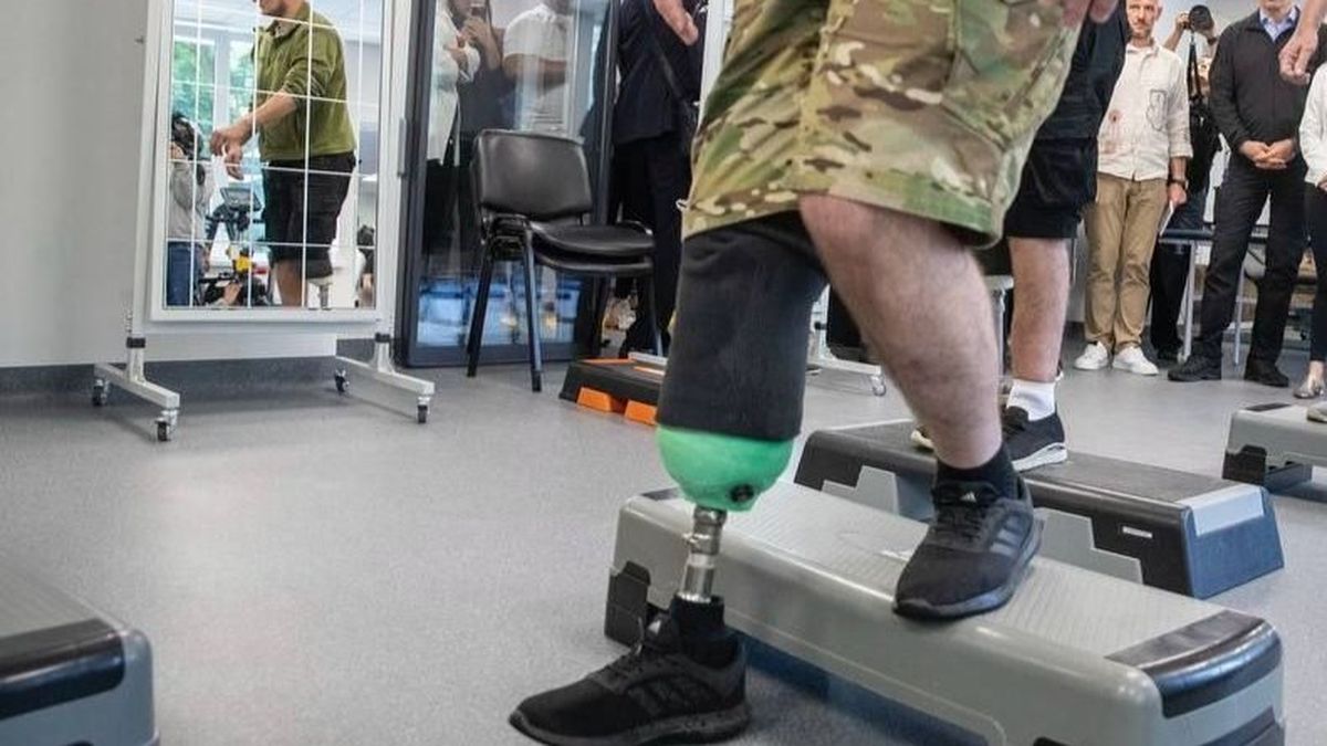 Бізнес Києва запрошують на презентацію відеокурсу про підтримку людей з ампутацією Іноземець із протезом ноги тренується на степ-платформі у тренажерному залі Києва. Відомі міські новини, актуальні події та спорт під час війни.