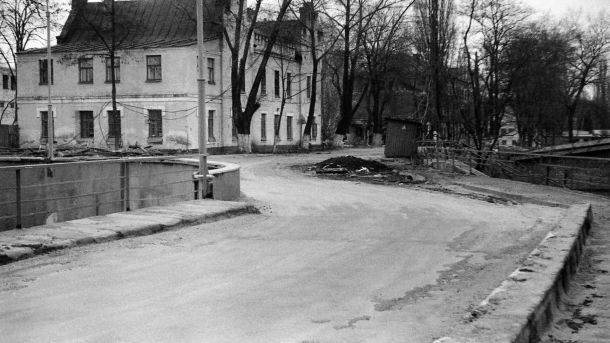 Нові маршрути 100А і 100Б Ірпінь – Буча стартували з затримками Архівне чорно-біле фото Залізничної колонії у Києві — будівлі поблизу вокзалу в роки знесення, початок 1980-х