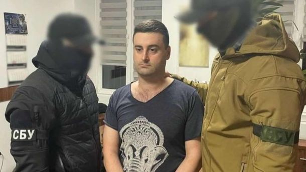 У Києві на «Довженка» 45 підлітків 9 днів зніматимуть кіно Співробітники СБУ тримають під руки чоловіка