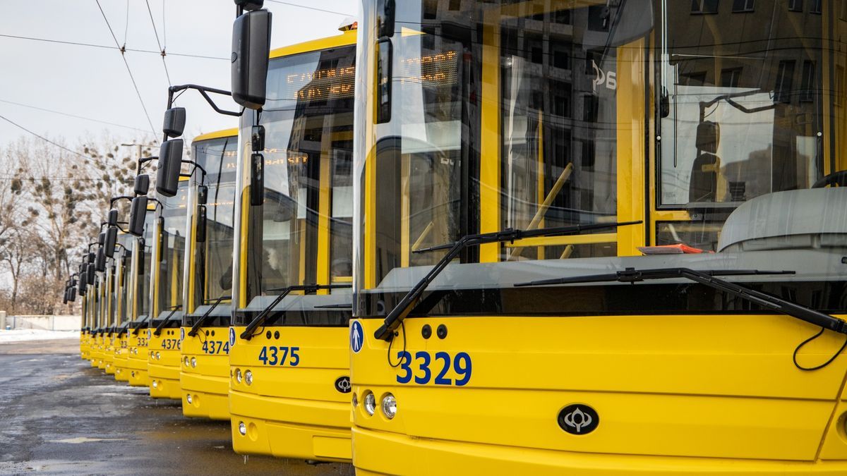 У Києві затримується рух тролейбусів № 8, 9к, 22к, 30, 35, 40 та 40к через технічну несправність Ряд нових жовтих тролейбусів із синіми номерами стоїть припаркованим на території депо