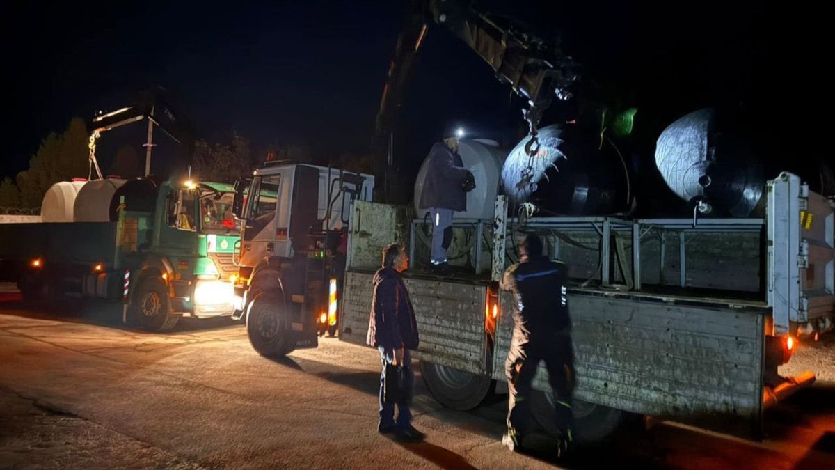 Через удар по енергосистемі знеструмлені Славутич та частина Чернігівщини Нічне розвантаження великих металевих резервуарів краном з вантажівки для системи водопостачання Чернігова