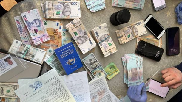 Що входить у тариф на управління будинком: розбір РМБО з Оболоні Вилучені гроші та телефони