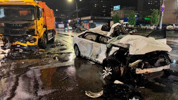 У Києві зупинили п'яного водія Mercedes без прав: три протоколи ДТП на проспекті Червоної Калини: Audi виїхав на зустрічну та врізався у вантажівку