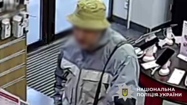 У Києві судитимуть чоловіка за зґвалтування та розбійний напад на дівчину Чоловік у магазині мобільної техніки, фото з камери спостереження