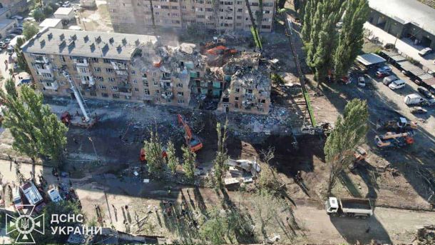 Кияни без світла до 4 годин: хто буде в темряві найдовше Зруйнований повітряним ударом армії РФ житловий будинок у столиці України