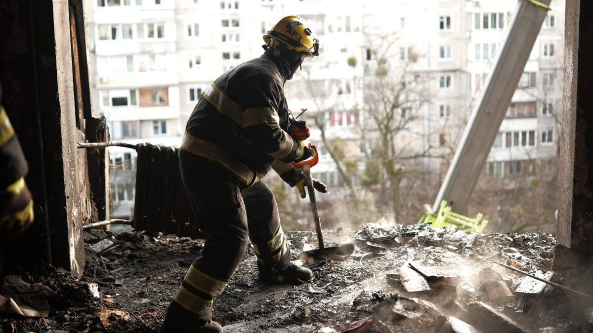 Під завалами може бути людина: в Києві триває ліквідація наслідків удару РФ (оновлено) Рятувальник вигрібає залишки попелу на якомусь верхньому поверсі багатоповерхівки після пожежі