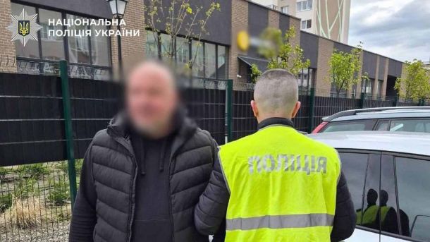 ДТП на Радунській: п'яний водій протаранив авто з чотирма підлітками Поліцейський у жовтому жилеті затримує чоловіка у чорній жилетці біля автомобіля у Святошинському районі Києва