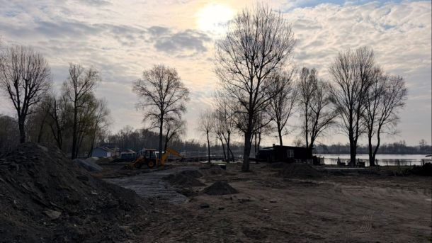 Міст через Десенку частково закриють з 4 квітня: ремонт до кінця серпня Візуалізація парку на вулиці Прирічній в Оболонському районі Києва з прогулянковими маршрутами та зеленими зонами