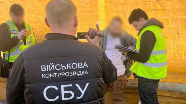 У Києві офіцер ЗСУ вимагав $9000 за переведення бійця з передової Поліцейські Києва затримали офіцера ЗСУ, який вимагав 9 тисяч доларів за переведення бійця з передової