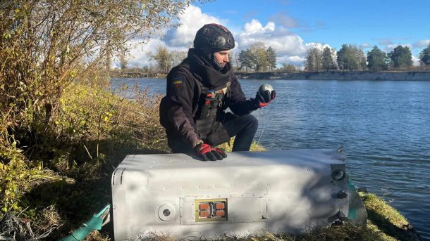 Бориспіль: педагога підозрюють в насильстві щодо школярів Працівник ДСНС сидить на березі Десни із залишками ракети