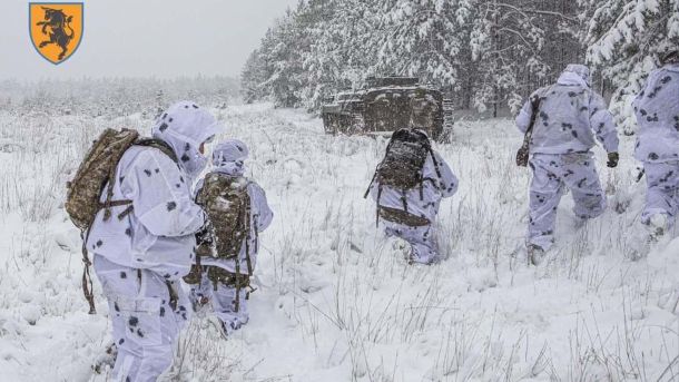 На Троєщині цілодобово працюють 11 опорних пунктів обігріву Українські військові в білих маскувальних халатах пересуваються по глибокому снігу