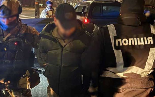 У Києві затримали чоловіка з ймовірною зброєю У Києві затримали чоловіка з ймовірною зброєю