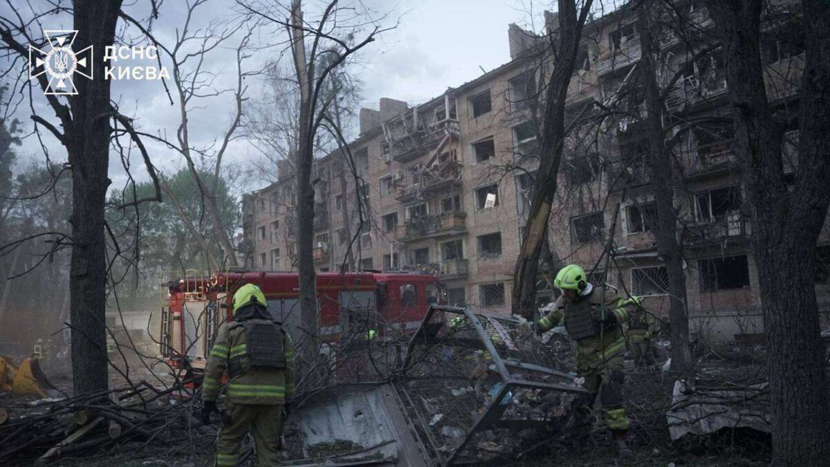 Масована нічна атака на Київ: дев’ятеро загиблих і понад 70 поранених, серед них діти Масована нічна атака на Київ: дев’ятеро загиблих і понад 70 поранених, серед них діти