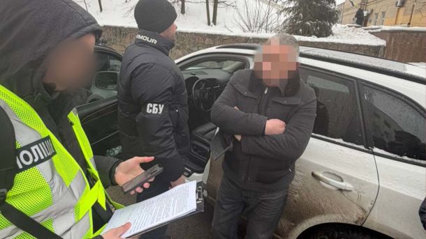 На Київщині чоловік намагався перетнути контрольовану територію в багажнику авто Затриманий у присутності двох представників правоохоронних органів