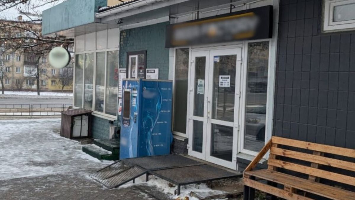 Інспектор Дніпровської РДА вимагав $1500 від власника автоматів з водою Автомат для розливу питної води, біля входу в магазин