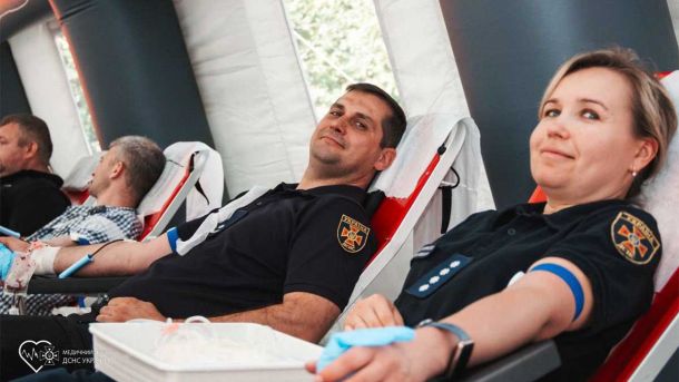 11 областей на ВетеранPro: де шукати підтримку в регіоні Рятувальники та волонтери здають кров для підтримки постраждалих під час війни у Києві.