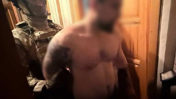 У Печерському районі затримали ймовірного закладника з 144 згортками наркотиків Поліцейський за робочим столом розглядає матеріали справи про шахрайство з продажу запчастин для дронів на 900 тисяч гривень у Києві