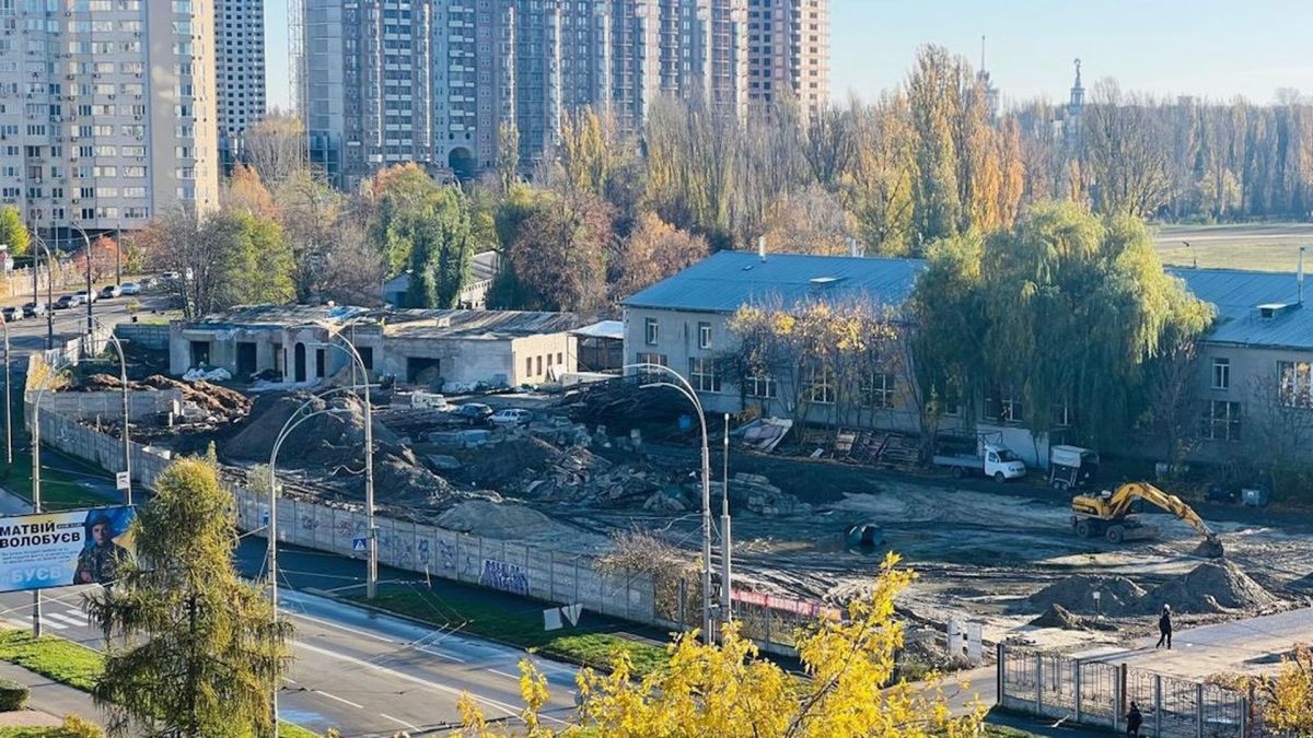 На іподромі готують забудову під виглядом спортклубу: активісти б’ють на сполох Ділянка біля іподрому з будівельними роботами та сміттям на тлі багатоповерхових житлових будинків