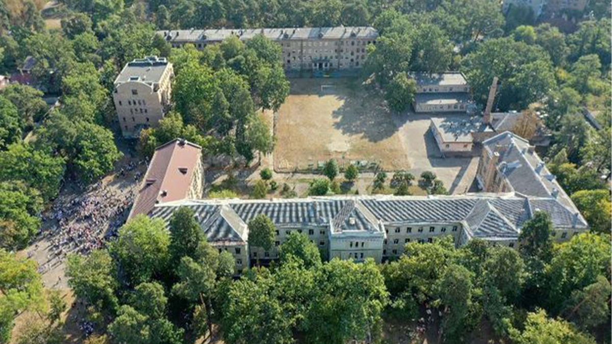 Святошинський слід іспанської трагедії: історія інтернату на вулиці Львівській, 25 Будівля колишнього інтернату, де нині працює гімназія східних мов