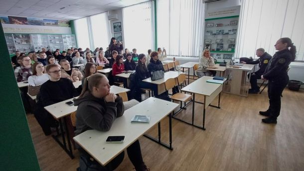 Київська митниця передала музею старообрядницькі реліквії XVIII–XX ст. Студенти в університетській аудиторії слухають презентацію представниці Київської митниці у формі про можливості працевлаштування на митній службі