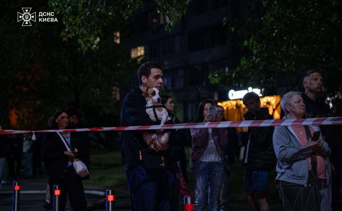 Оболонська РДА пояснила мешканцям, як отримати компенсацію після удару «шахеда» по Києву Жителі будинку, який пошкодив «шахед». Фото: ДСНС Києва