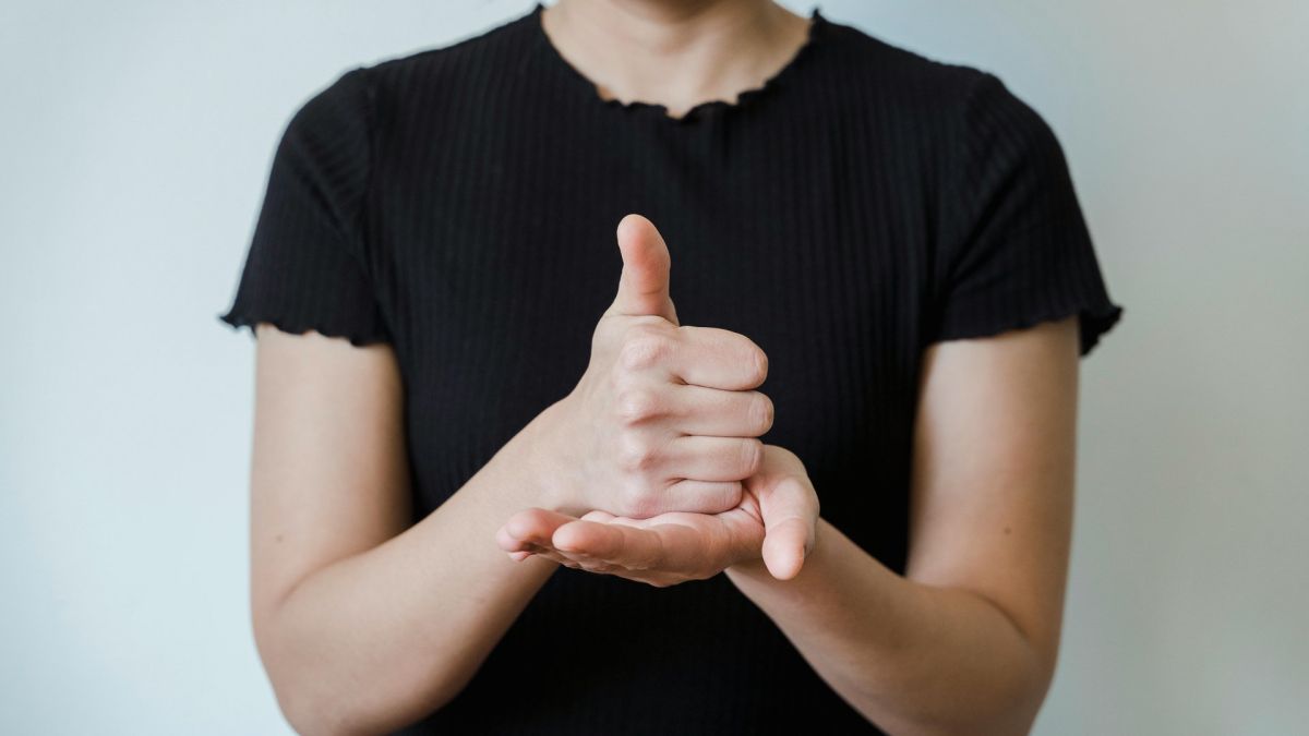 «Укрпошта» запустила переклад жестовою мовою у відділеннях Київщини — через відеодзвінок Дівчина показує жестовою мовою: добре, окей, правильно.