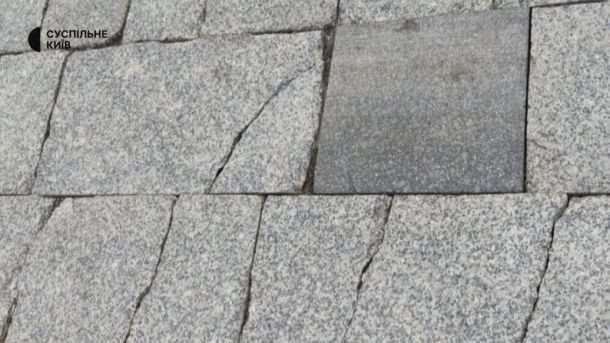 У Києві ремонтують плитку на Майдані Незалежності: усувають лише аварійні ділянки У Києві ремонтують плитку на Майдані Незалежності: усувають лише аварійні ділянки