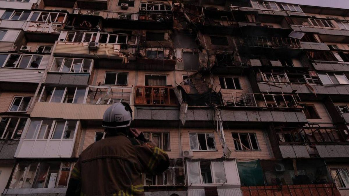 Зеленський: 430 дронів — прорахована атака, 4 загиблих Рятувальник дивиться на будинок, пошкоджений російським обстрілом Києва у ніч на 14 листопада 2025 року