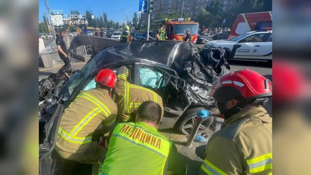 Загибель поліцейських у Солом'янському: водій Mercedes збив 4 людей Рятувальники ДСНС та медики працюють на місці смертельного ДТП у Солом'янському районі Києва — розбитий чорний Mercedes