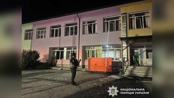Атака на Київщину: пошкодження у трьох районах Поліцейські документують наслідки ворожої атаки на Київщині, де загинули двоє дітей та жінка, ще троє постраждали