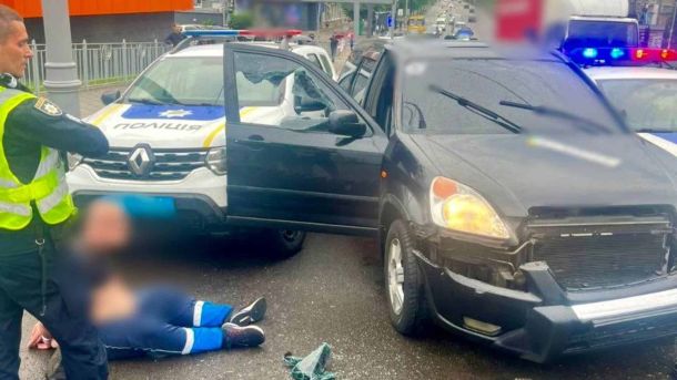 Поліція затримала рецидивіста за крадіжку мопеда на Гонгадзе У Дніпровському районі п'яний водій тікав від поліції та розбив три службові авто