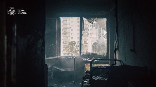 Пожежа в лікарні на Святошині: пацієнтів евакуювали Розбите вікно в палаті у лікарні, все чорне внаслідок пожежі
