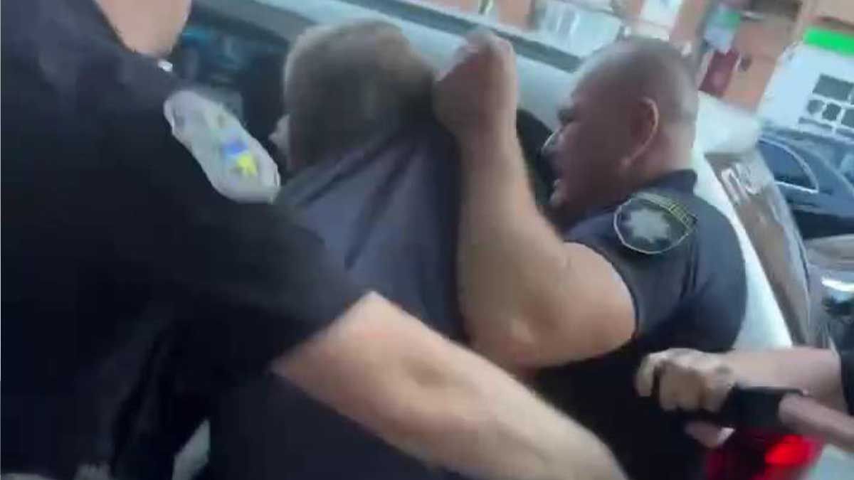 Київ: поліція проводить службове розслідування через затримання чоловіка за мобілізацію Київ: поліція проводить службове розслідування через затримання чоловіка за мобілізацію