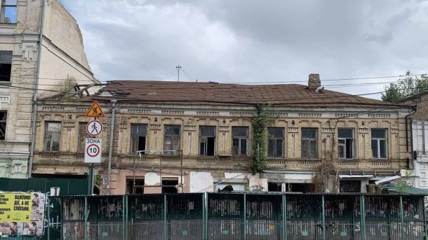 «Збори ОСББ» у «Жовтні»: безкоштовний показ і дискусія 20 червня Зруйнована будівля садиби Дмитрієва на вулиці Хорива на Подолі з розібраним дахом за парканом