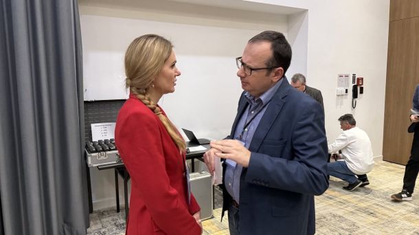 Київпастранс: очільник дирекції будівництва під слідством НАБУ Анна Скороход поряд із чоловіком в кімнаті розмовляє