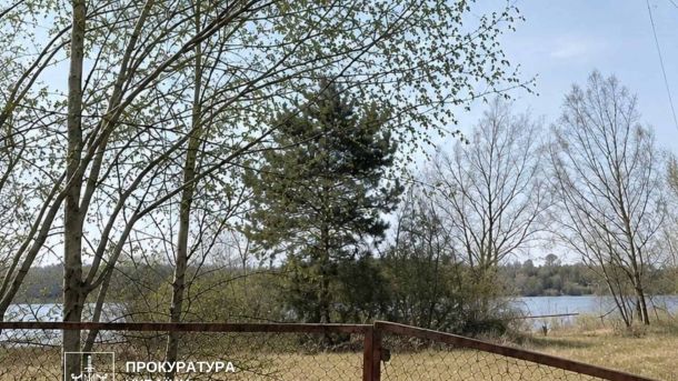 Жуків острів: прокуратура повертає 0,567 га заказника Огороджена сіткою земельна ділянка на Жуковому острові в Києві з деревами та берегом Дніпра