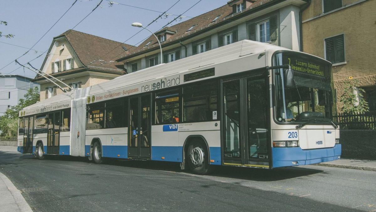 Житомир отримає 10 швейцарських тролейбусів, а Київ купить 16 маленьких за 306 мільйонів Двосекційний тролейбус довжиною 18 метрів у синьо-білих кольорах