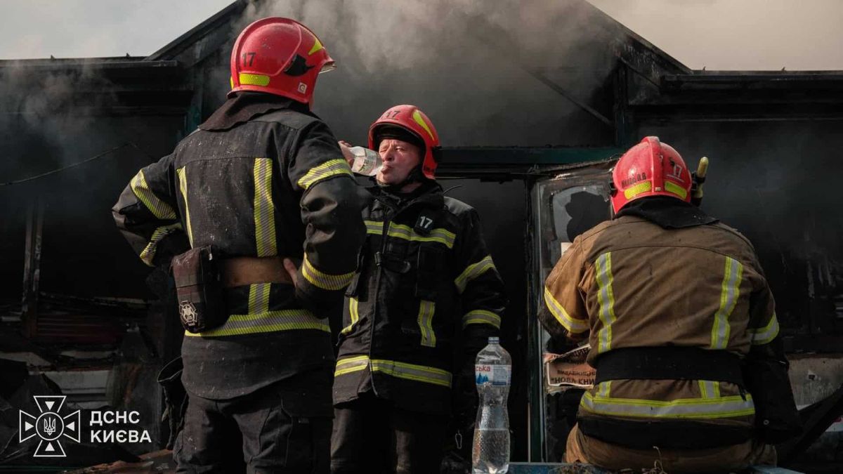 Рятувальники ліквідували пожежі в Оболонському та Голосіївському районах Рятувальники ДСНС Києва в димі на місці пожежі, один п’є воду з пляшки