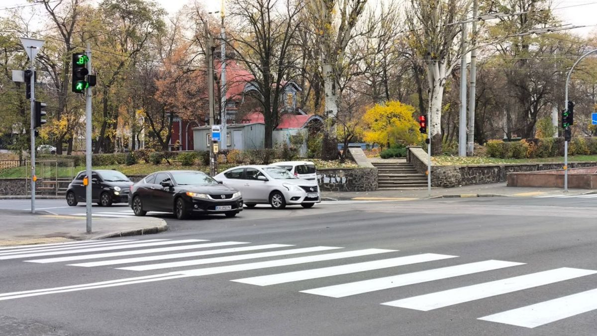 Біля кінотеатру «Київська Русь» на Лук'янівці відкрили інклюзивний перехід із тактильною плиткою Відкритий інклюзивний пішохідний перехід зі світлофором