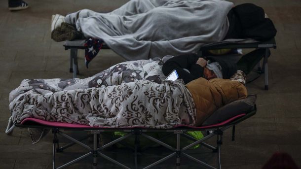 46-річний чоловік підпалив двері сусідам у Білій Церкві через зауваження про гучну поведінку Люди відпочивають на розкладачках і підлозі станції метро під час тривоги