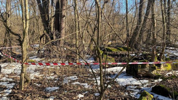 У Києві чоловік з помсти підпалив авто сусідки — постраждали три машини Поліцейське огородження місця виявлення нездетонованої боєголовки ворожого дрона в лісопарку поблизу села Лісники