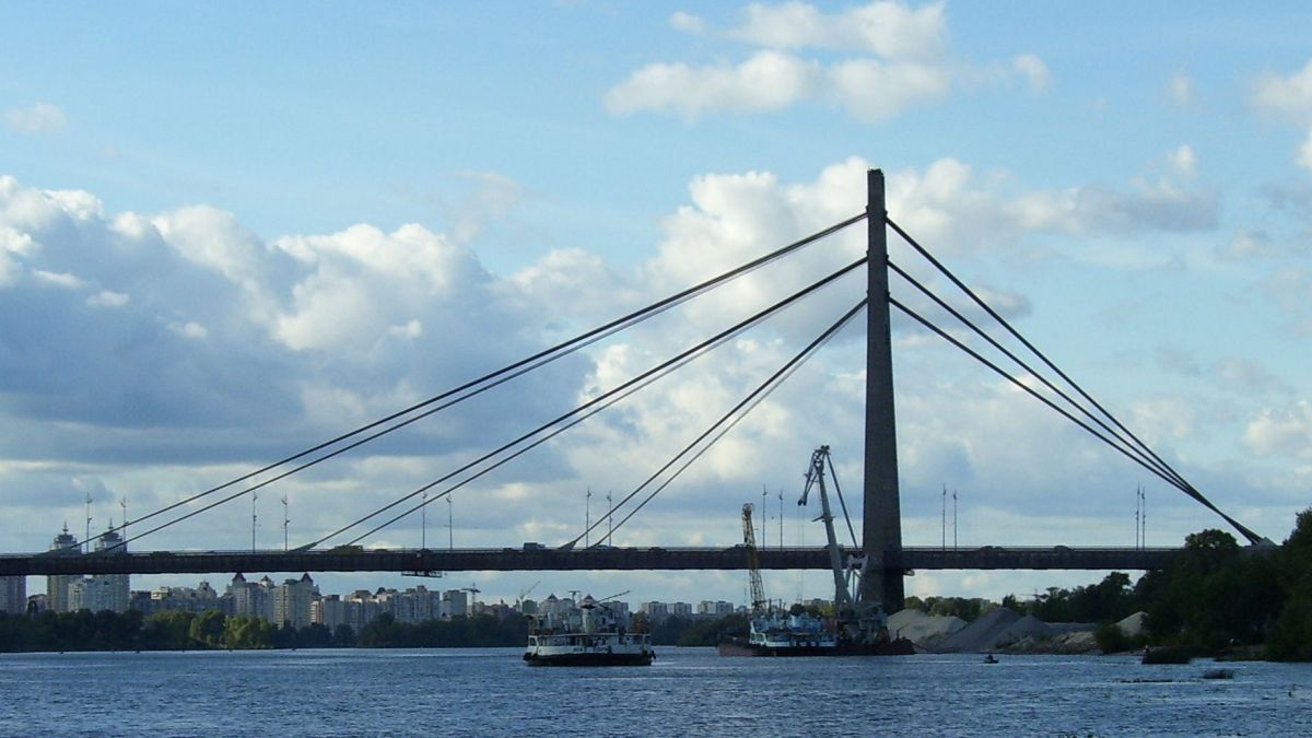 Трагедія в Києві: чоловік стрибнув із Північного моста та загинув Трагедія в Києві: чоловік стрибнув із Північного моста та загинув