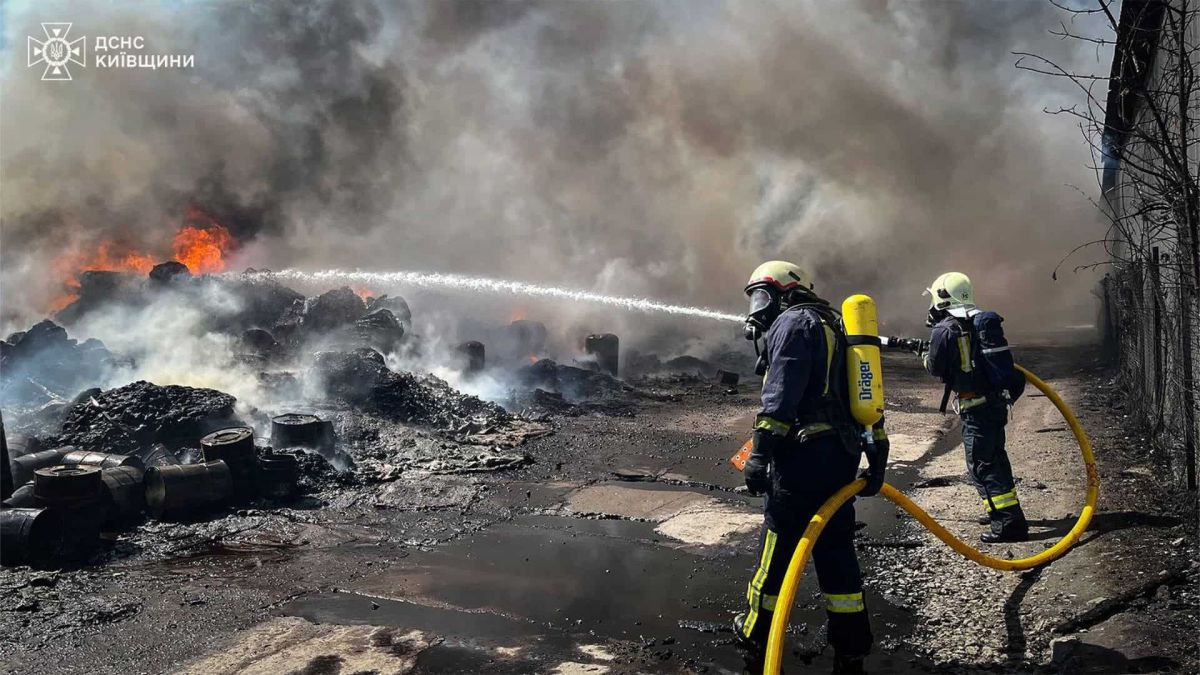 Пожежа на підприємстві в Шкарівці: 64 рятувальники гасили 1600 м² Рятувальники ДСНС Київщини в захисних костюмах гасять масштабну пожежу на промисловому підприємстві в Шкарівці