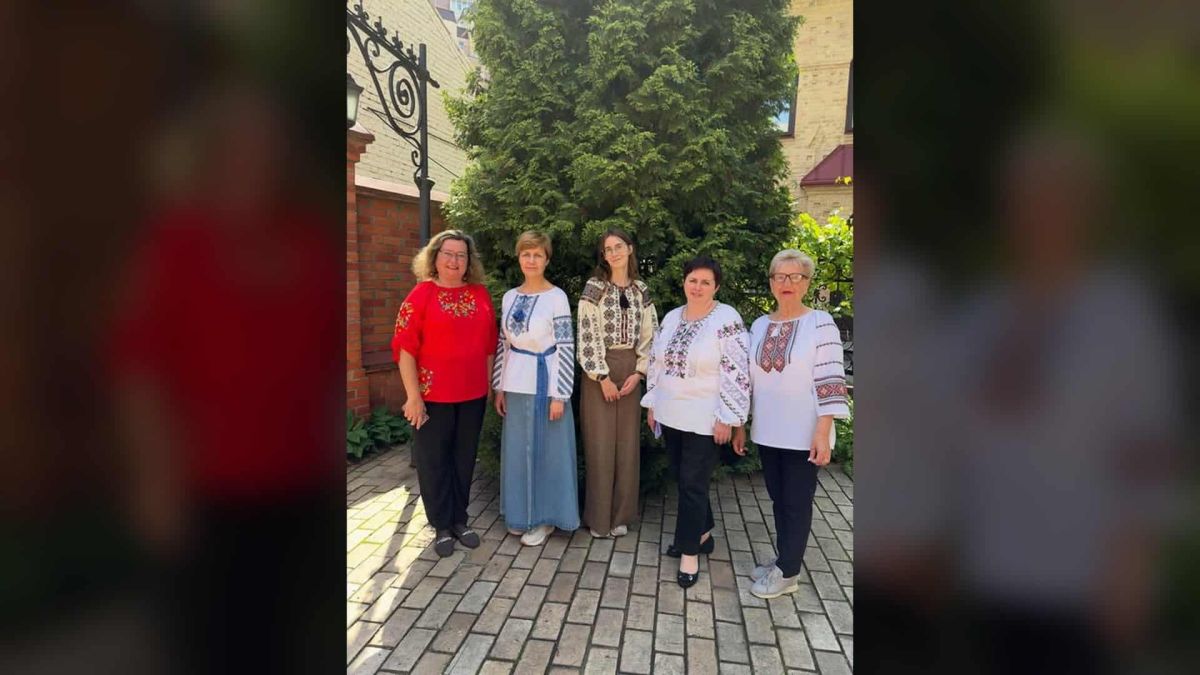 Музей «Садиба на Кудрявці» відзначає 20 років Дня вишиванки П'ять співробітниць музею «Садиба на Кудрявці» у різних вишиванках у дворику музею в День вишиванки 21 травня 2026 року