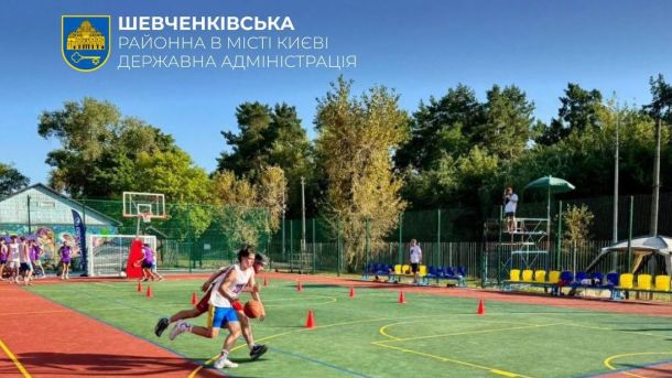 На Флорівській, 4 знищують пам'ятку: заява до прокуратури Яскравий спортмайданчик у Шевченківському районі Києва з іграми та тренуваннями для молоді та дітей у сонячний день.